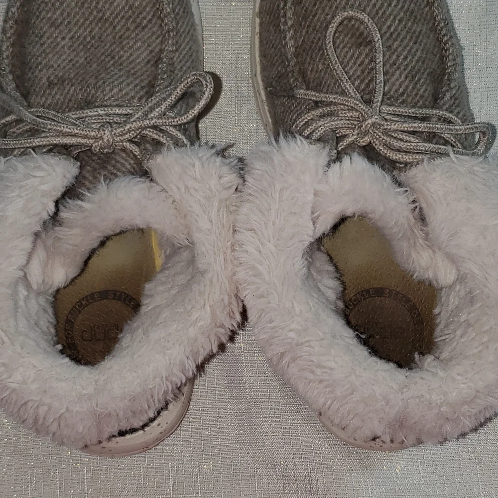Hey Dude Kids Sz.4 Lace Up Fur Lined Shoes
